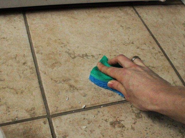 Как быстро и просто убрать затирку из швов плитки в домашних условиях: эффективные советы