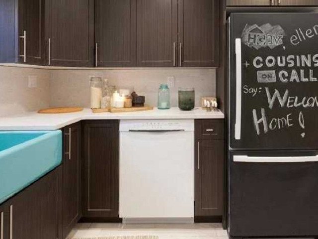 25 креативных идей, как переработать старый холодильник в домашний декор и мебель