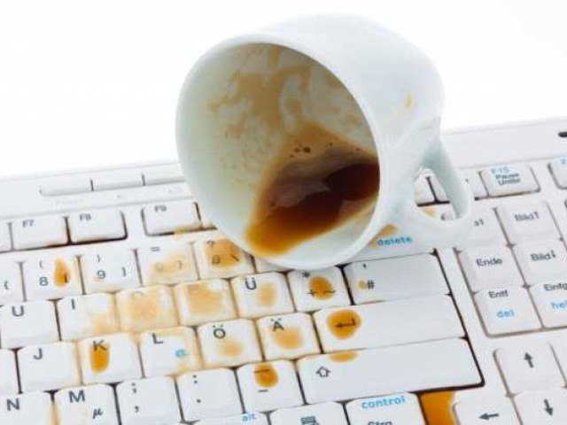 Пролил кофе на клавиатуру ноутбука: что делать в такой ситуации?