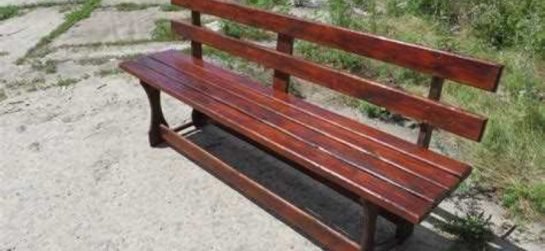 Как выбрать идеальную садовую скамейку со спинкой для полноценного отдыха на участке: советы и рекомендации