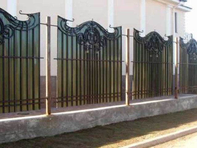 Забор из поликарбоната на металлическом каркасе: прочный и долговечный способ создания надежного ограждения