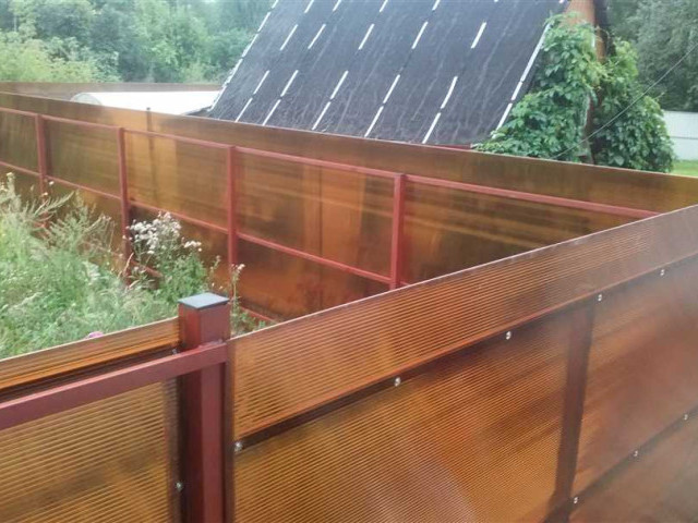 Заборы из поликарбоната: идеальное решение для уютного сада